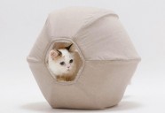 猫のためだけに考案された球状のベッド「猫の巣」