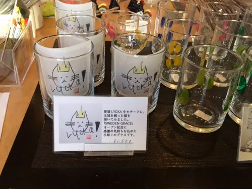 千駄木にOPENした川上麻衣子さんのお店には、ガラスとネコと